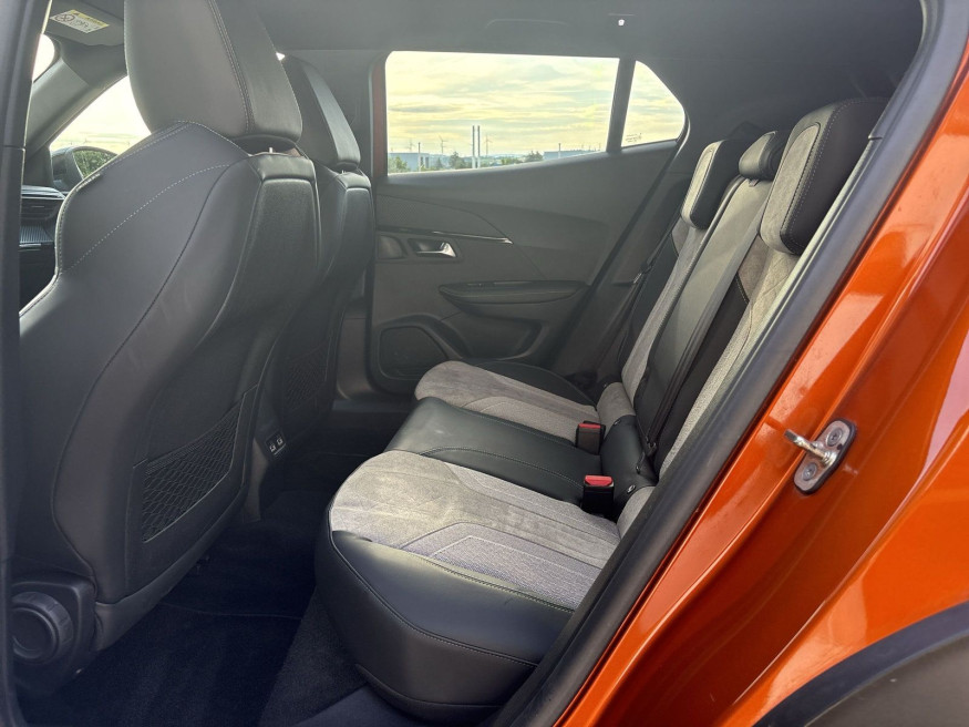 PEUGEOT 2008 GT Pack Elektro 136 Glasdach