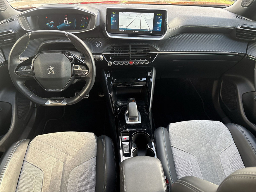 PEUGEOT 2008 GT Pack Elektro 136 Glasdach
