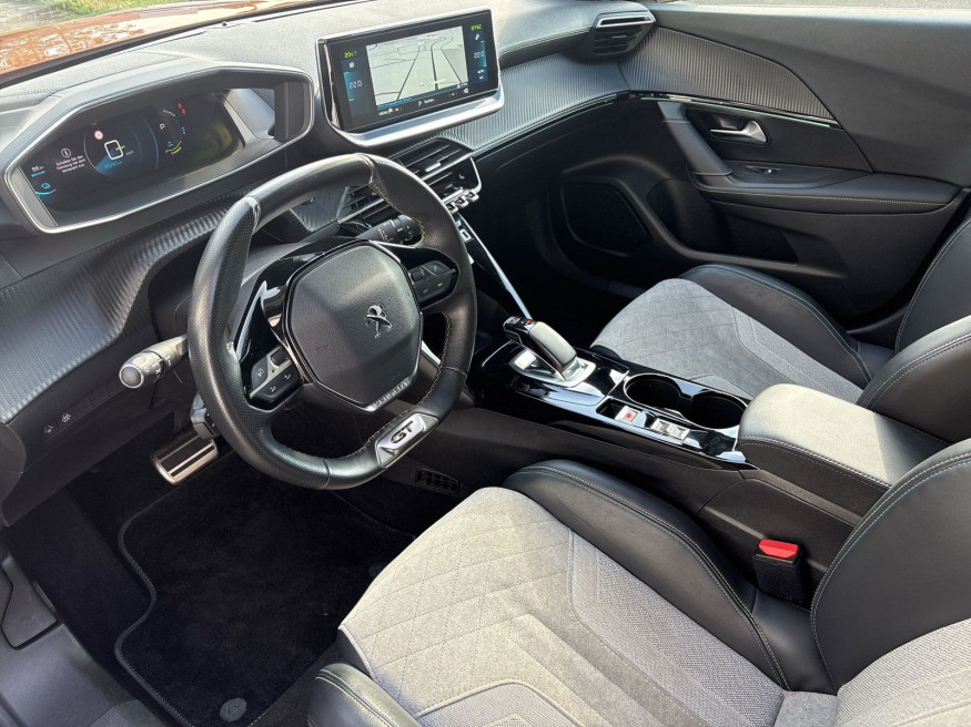 PEUGEOT 2008 GT Pack Elektro 136 Glasdach